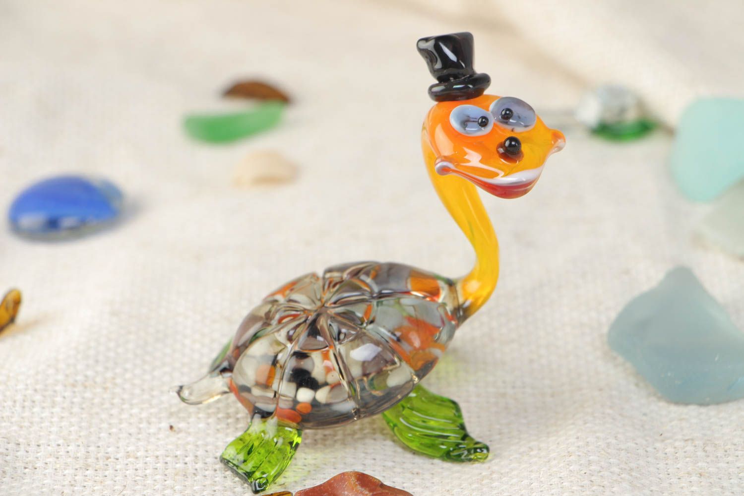 Figura de vidrio hecha a mano y pintada en técnica lampwork con forma de tortuga  foto 1