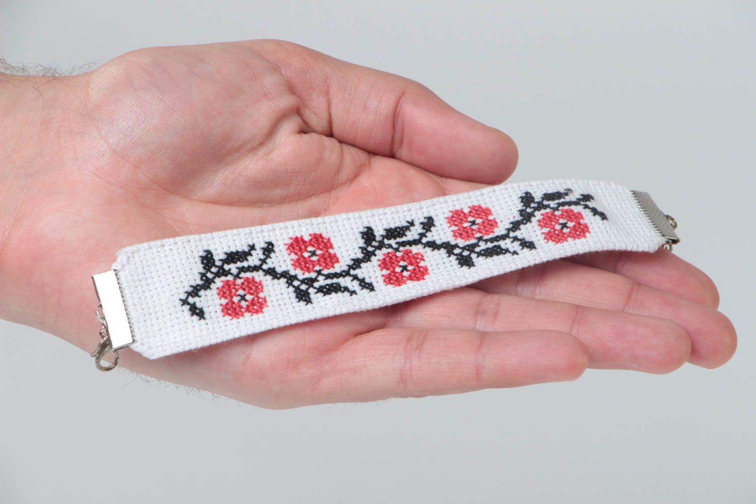 Тканевый белый браслет с вышивкой крестиком ручной работы в этническом стиле фото 5