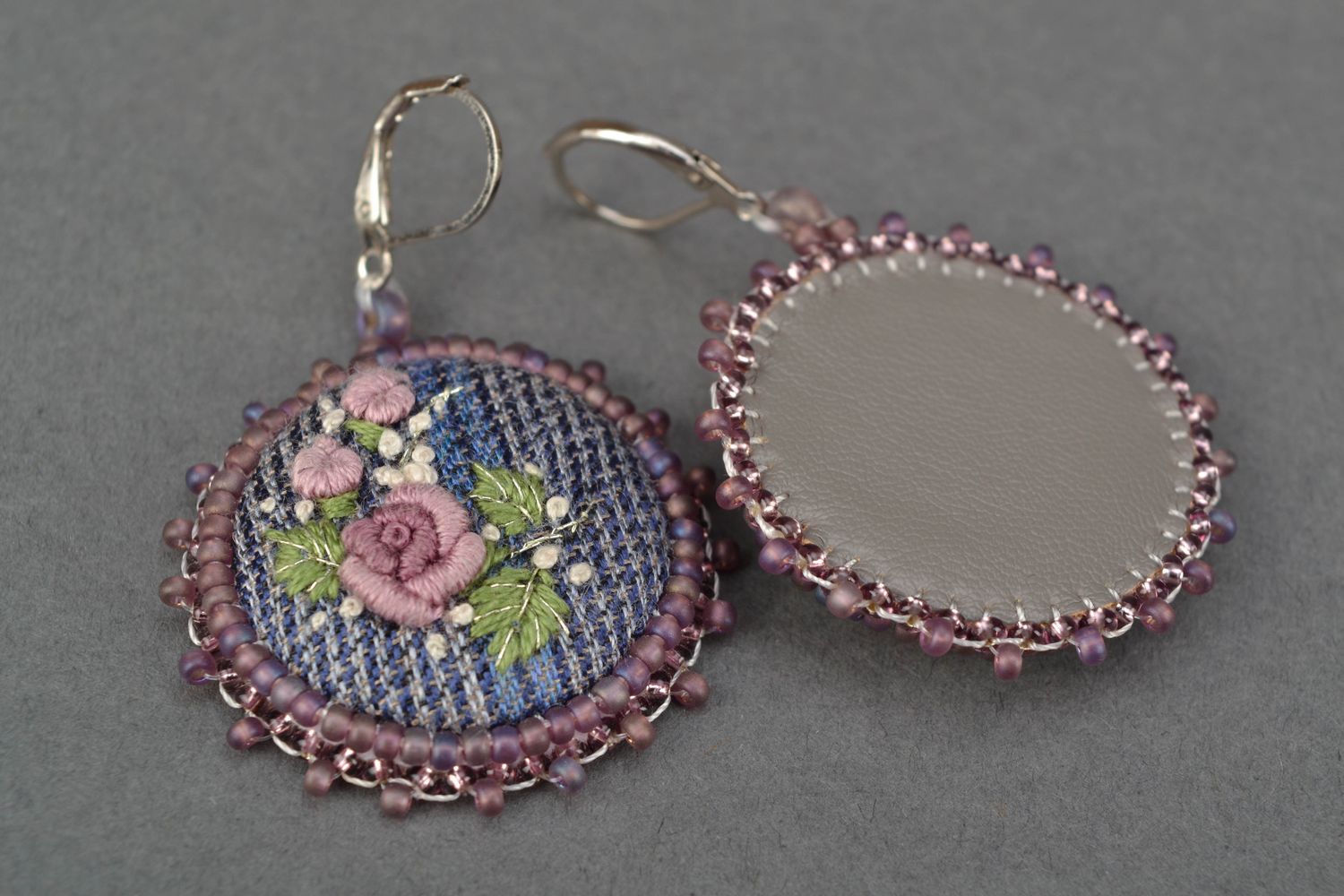 Round embroidered earrings in vintage style photo 3