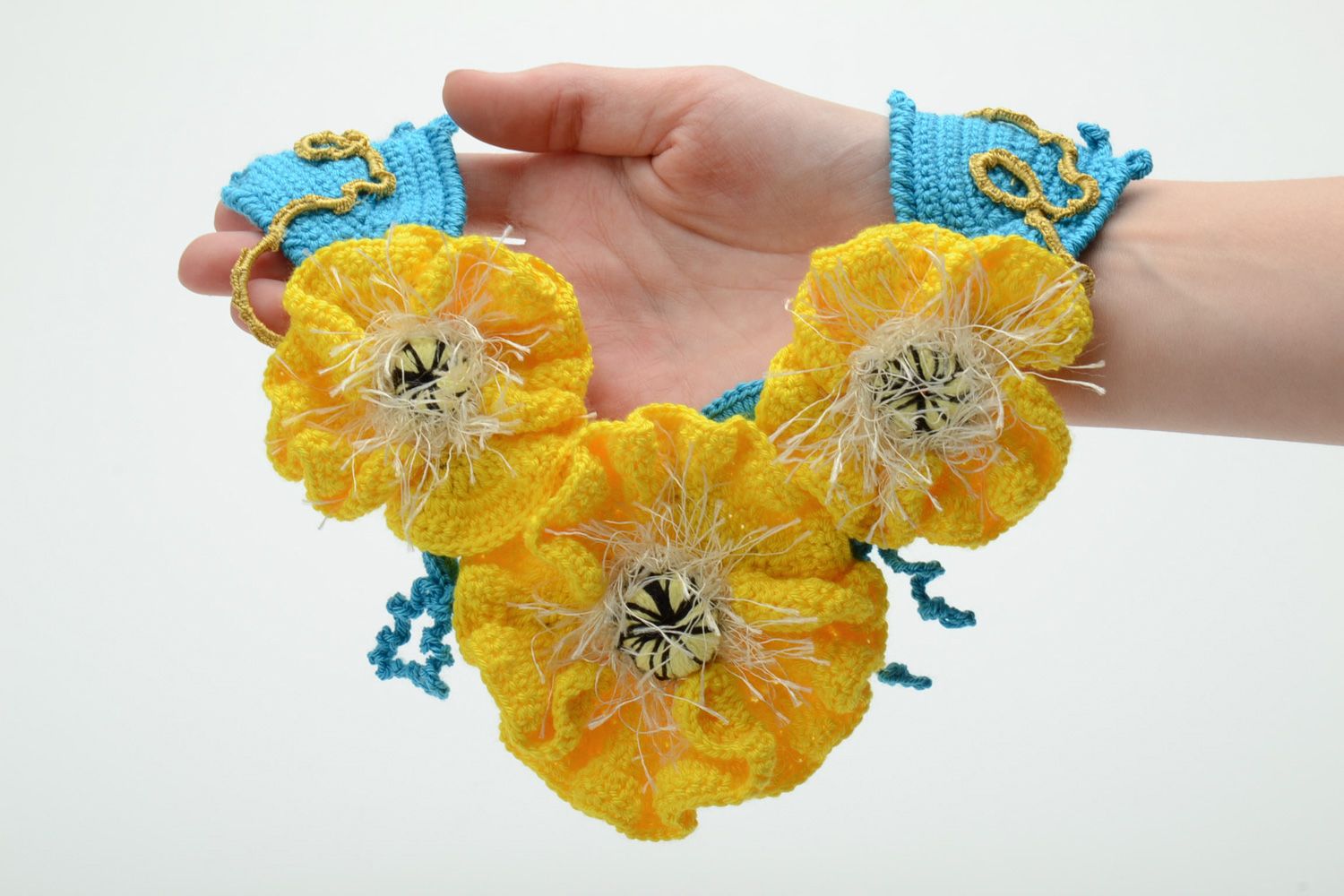 Gros collier tricoté au crochet design avec fleurs fait main jaune bleu  photo 5