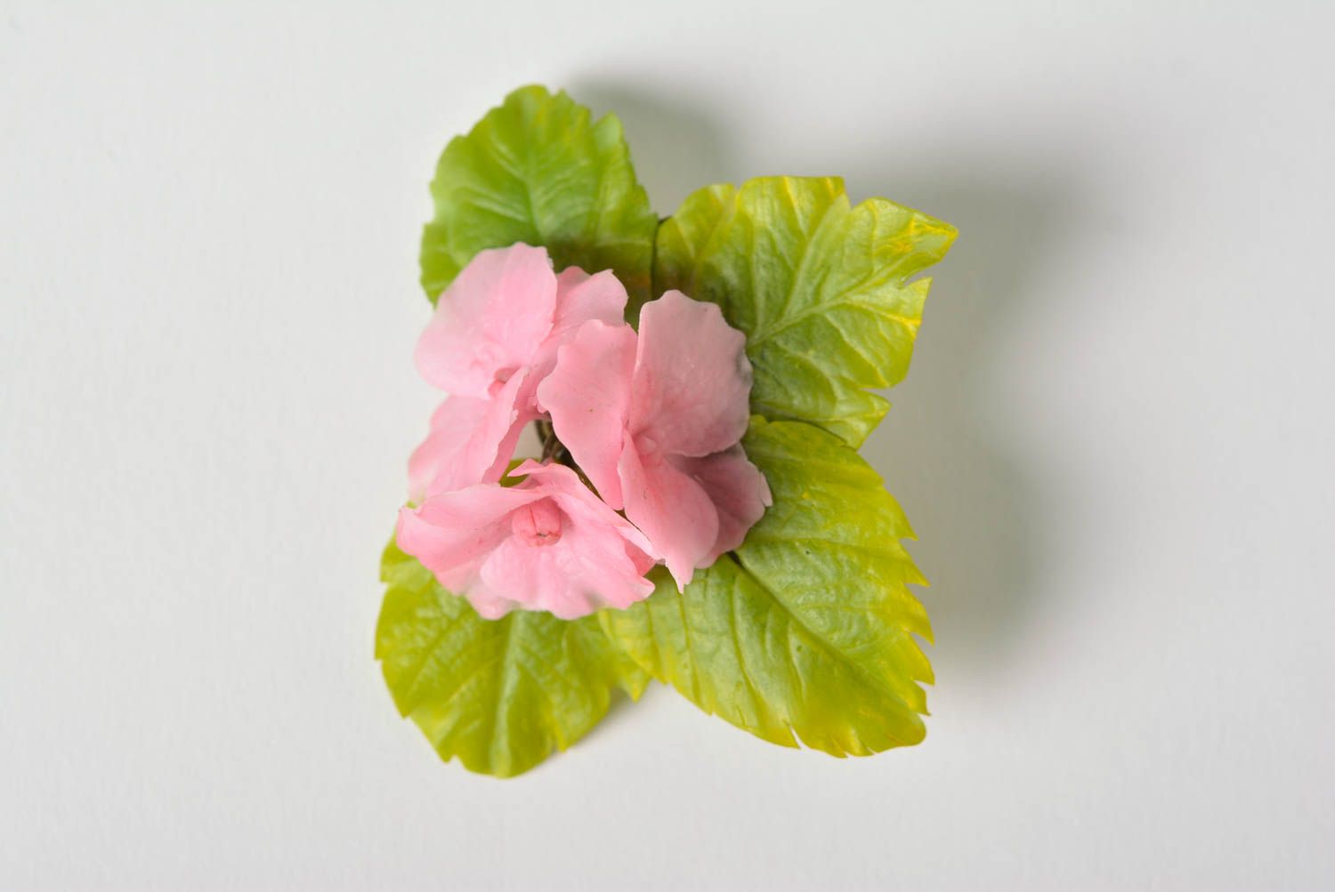 Handmade Brosche Haarklammer aus Polymerton Veilchen in Rosa mit Blättern  foto 5