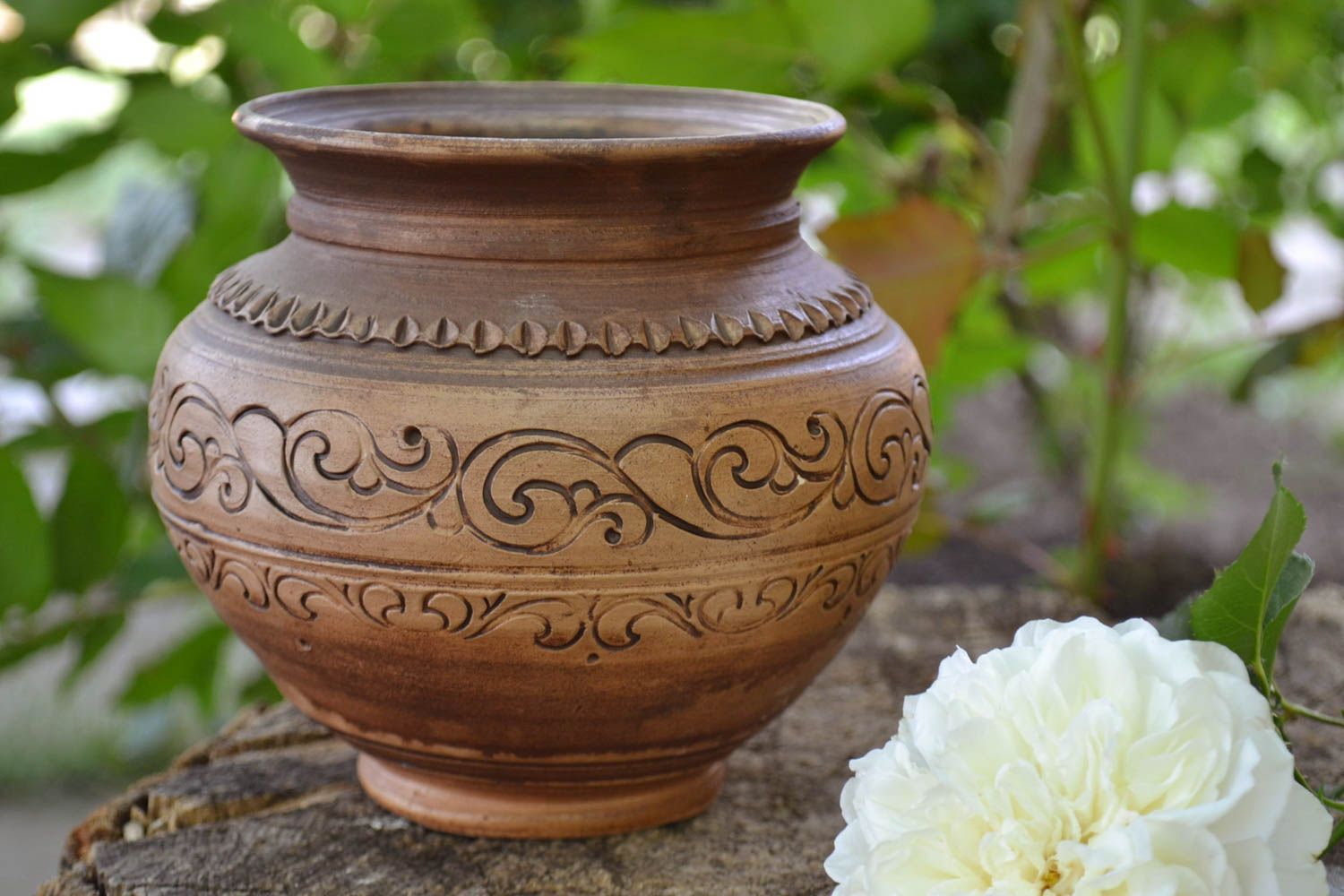 Pot en argile fait main marron avec ornements pour cuire des plats au four photo 1