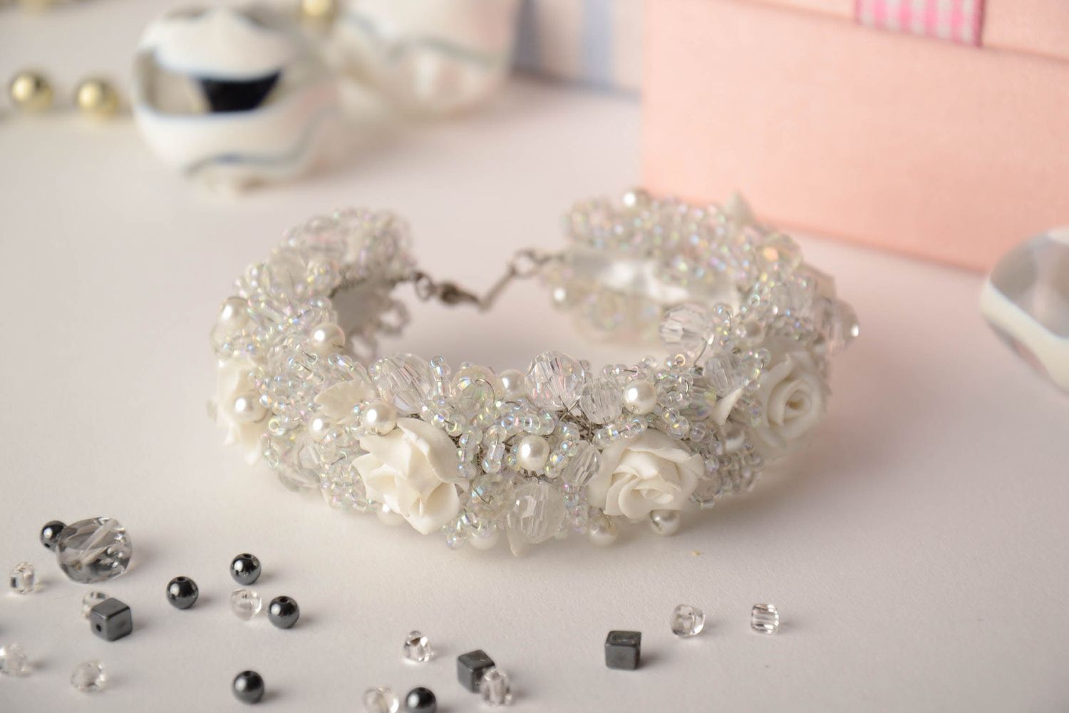 Bracelet fait main de pâte polymère et perles de rocaille Roses blanches photo 2