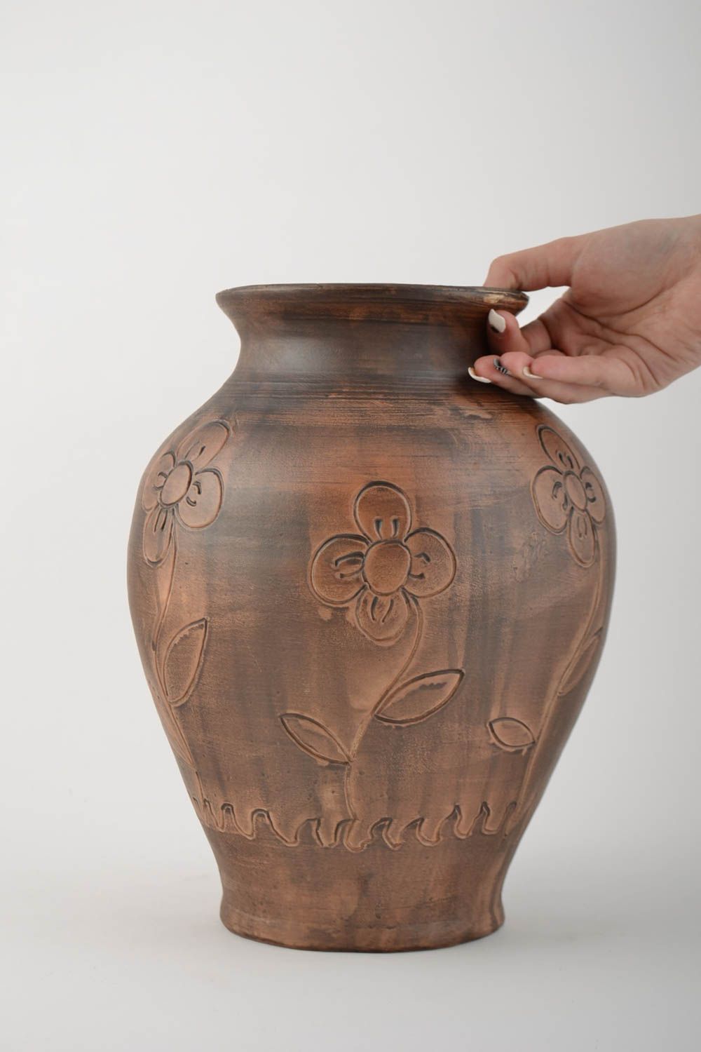 Kleine dekorative Vase aus Ton braun handmade breit mit Musterung für Dekor foto 3