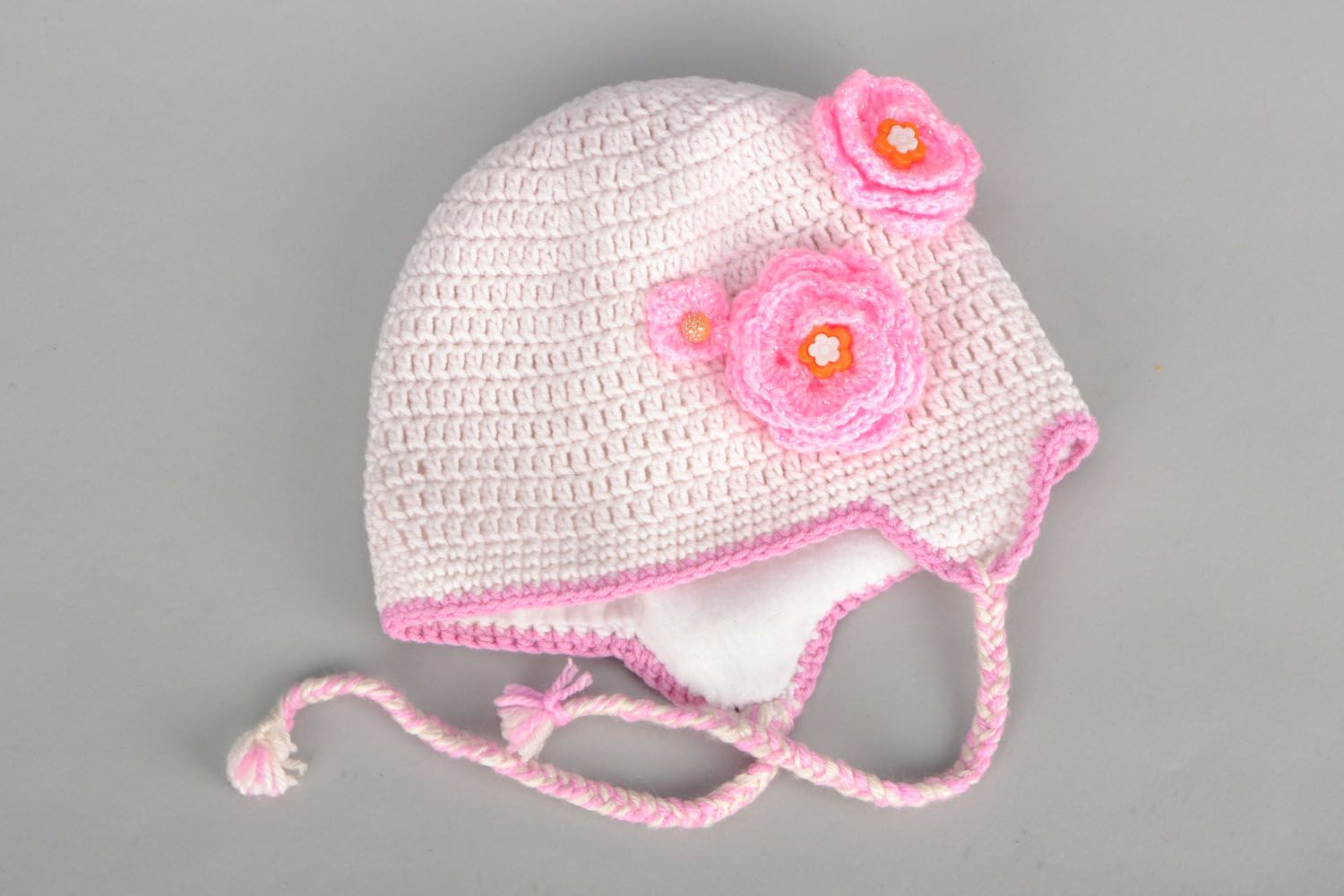 Вязаная шапка для девочки Белая с розовым фото 2