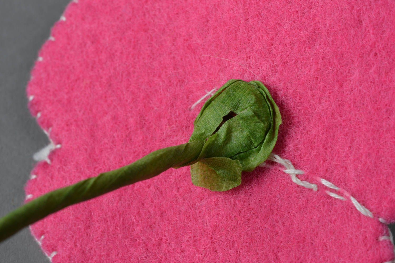 Красивый искусственный цветок из фетра розовый ручной работы для декора дома фото 4