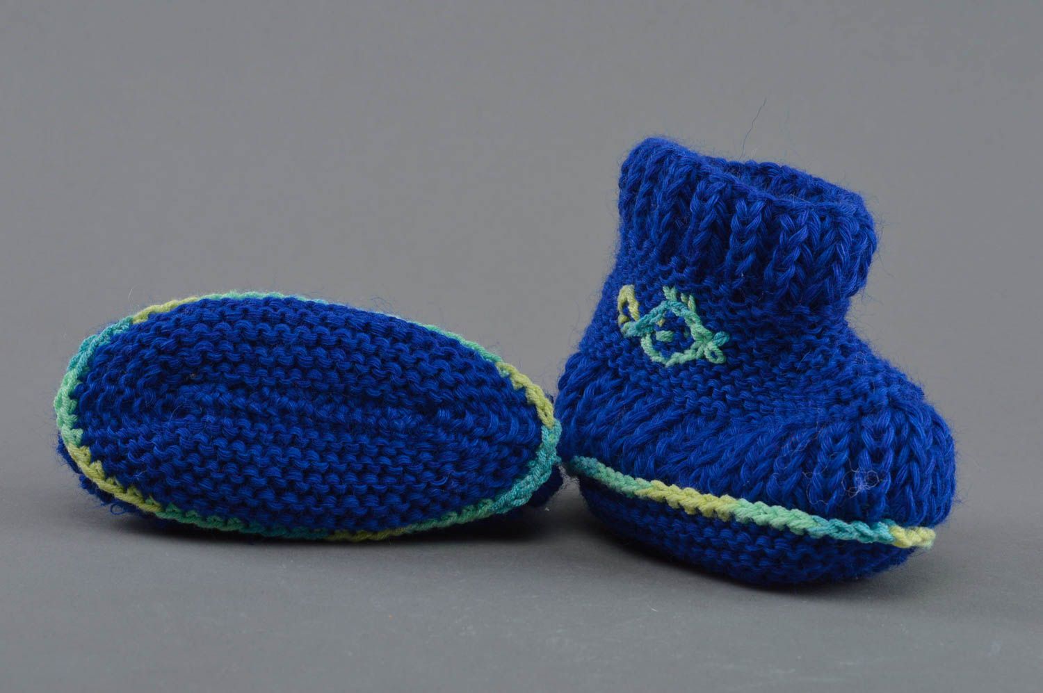 Chaussons de bébé tricotés en mi-laine et viscose faits main originaux bleus photo 3