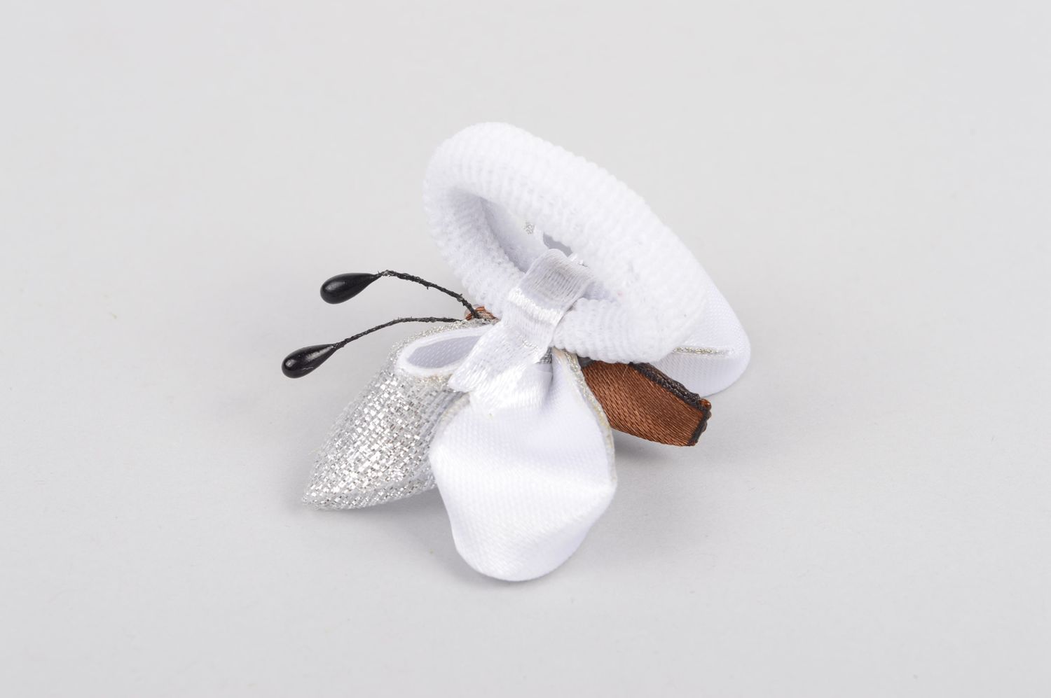 Детская резинка handmade аксессуар для волос резинка из лент Белая бабочка фото 4