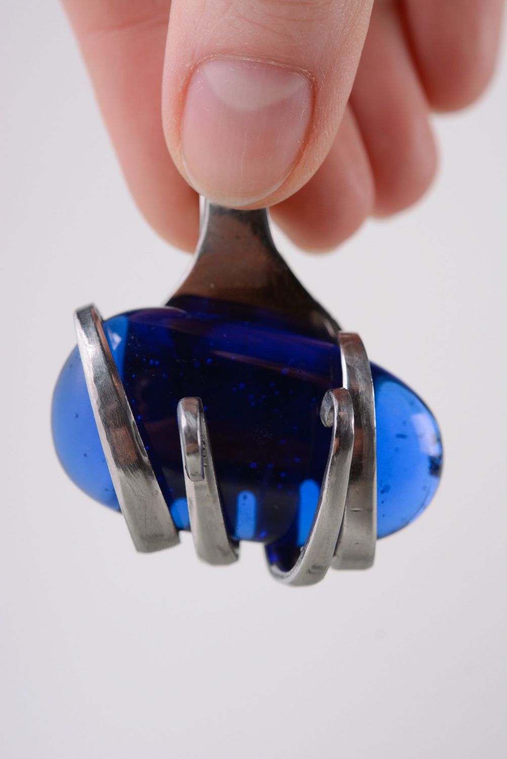 Colgante de metal artesanal de tenedor de melchior con piedra artificial azul foto 3