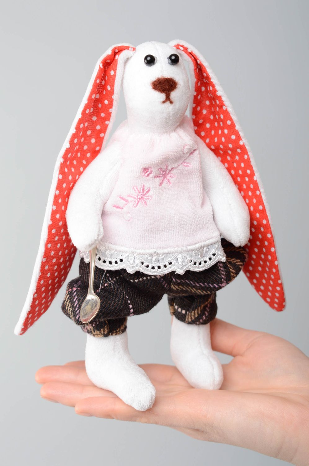Kuscheliges Handmade Spielzeug Hase mit langen Ohren foto 4