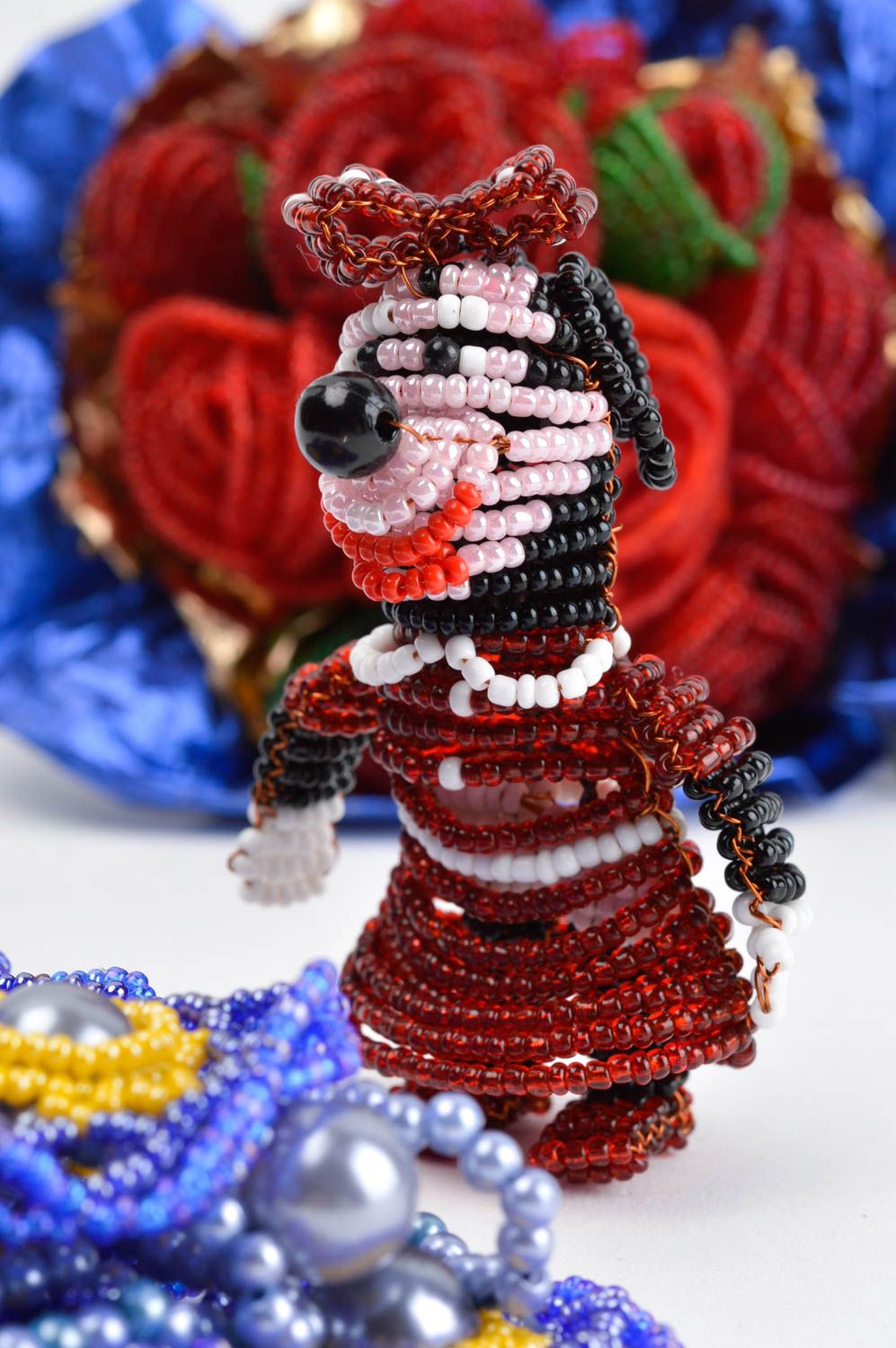 Statuetta cane con fiocco fatta a mano figurina decorativa in perline foto 1