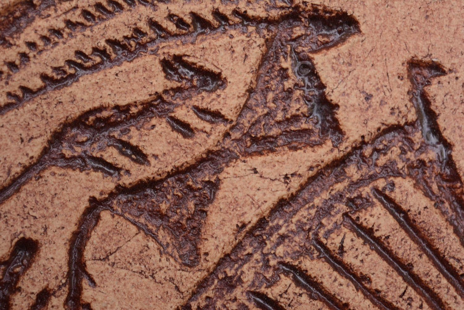 Prato talismã de cerâmica feito de argila com símbolos pintado com engobes Caça foto 5