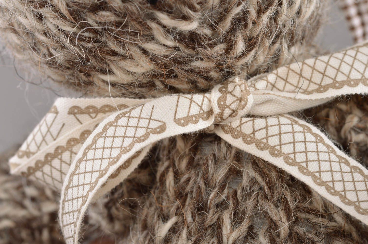 Peluche lièvre avec noeud tricotée en laine et coton faite main pour enfants photo 2