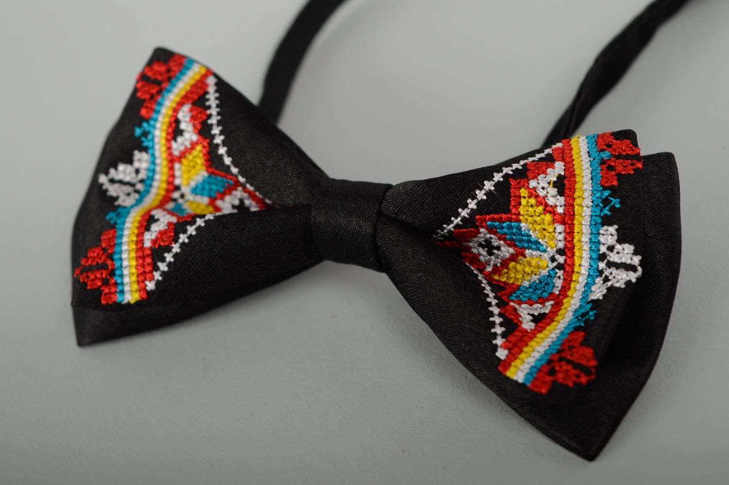 Bow tie with cross stitch embroidery in ethnic style photo 1