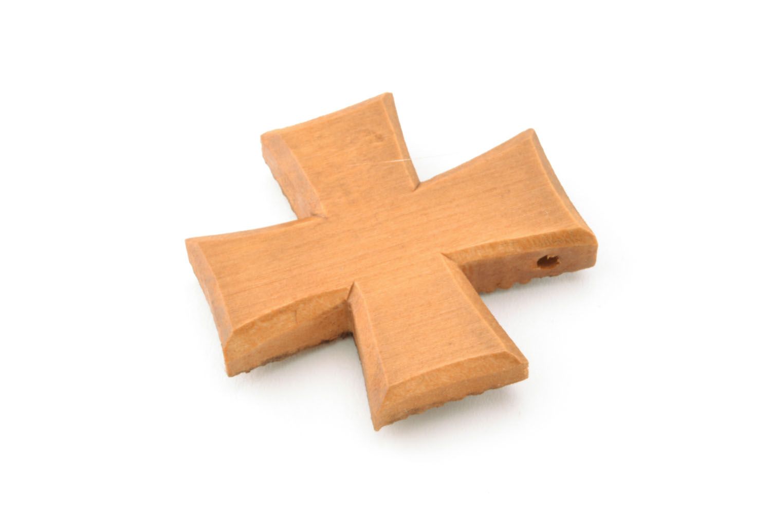Cruz de pescoço esculpida de madeira pingente artesanal  foto 5