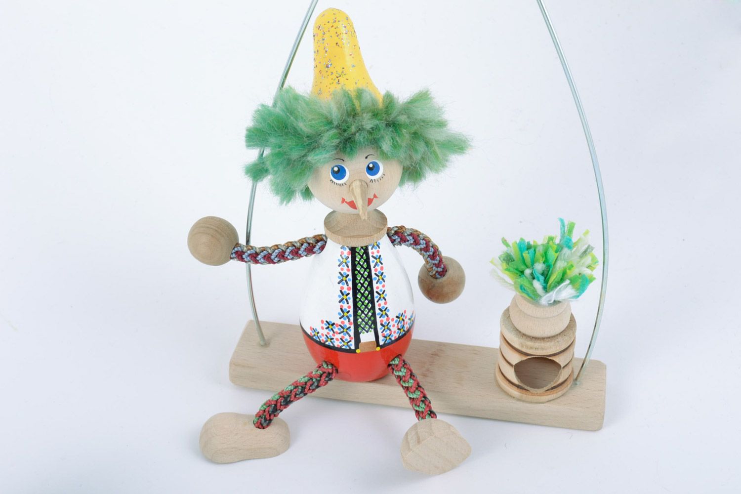 Juguete de madera artesanal muñeco con banco original para niños foto 4