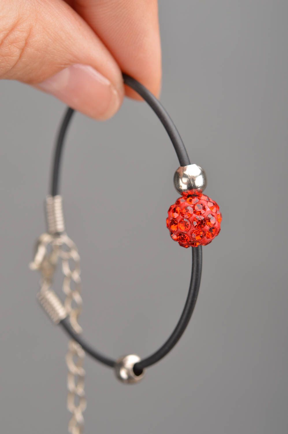 Bracelet fin en lacet de caoutchouc noir avec perle fantaisie rouge fait main photo 3