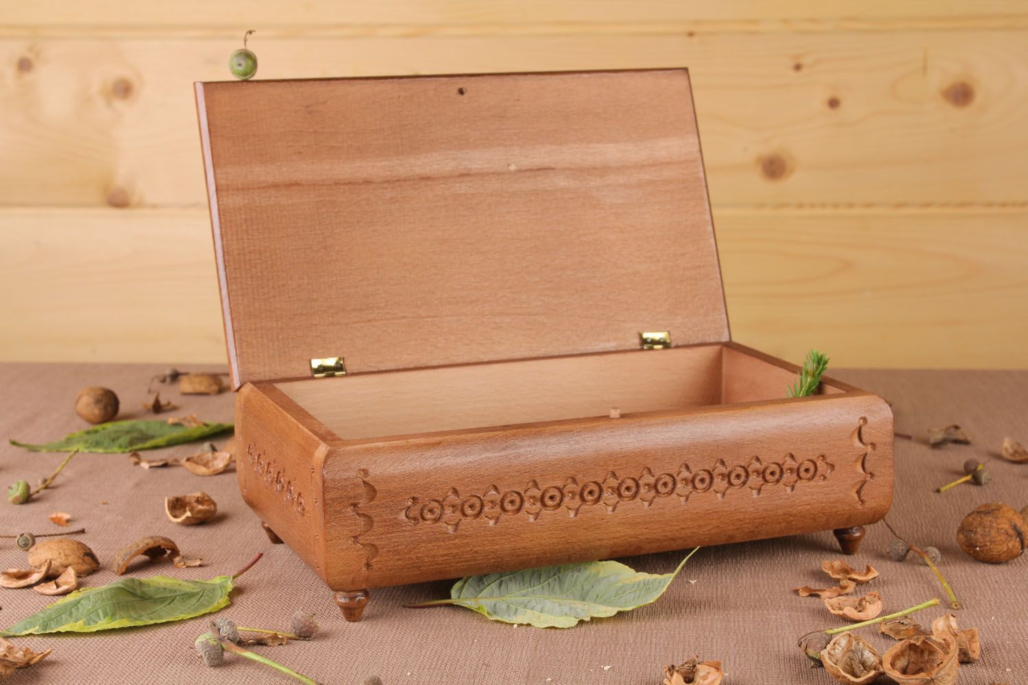 Caja de madera hecha a mano con patas foto 1