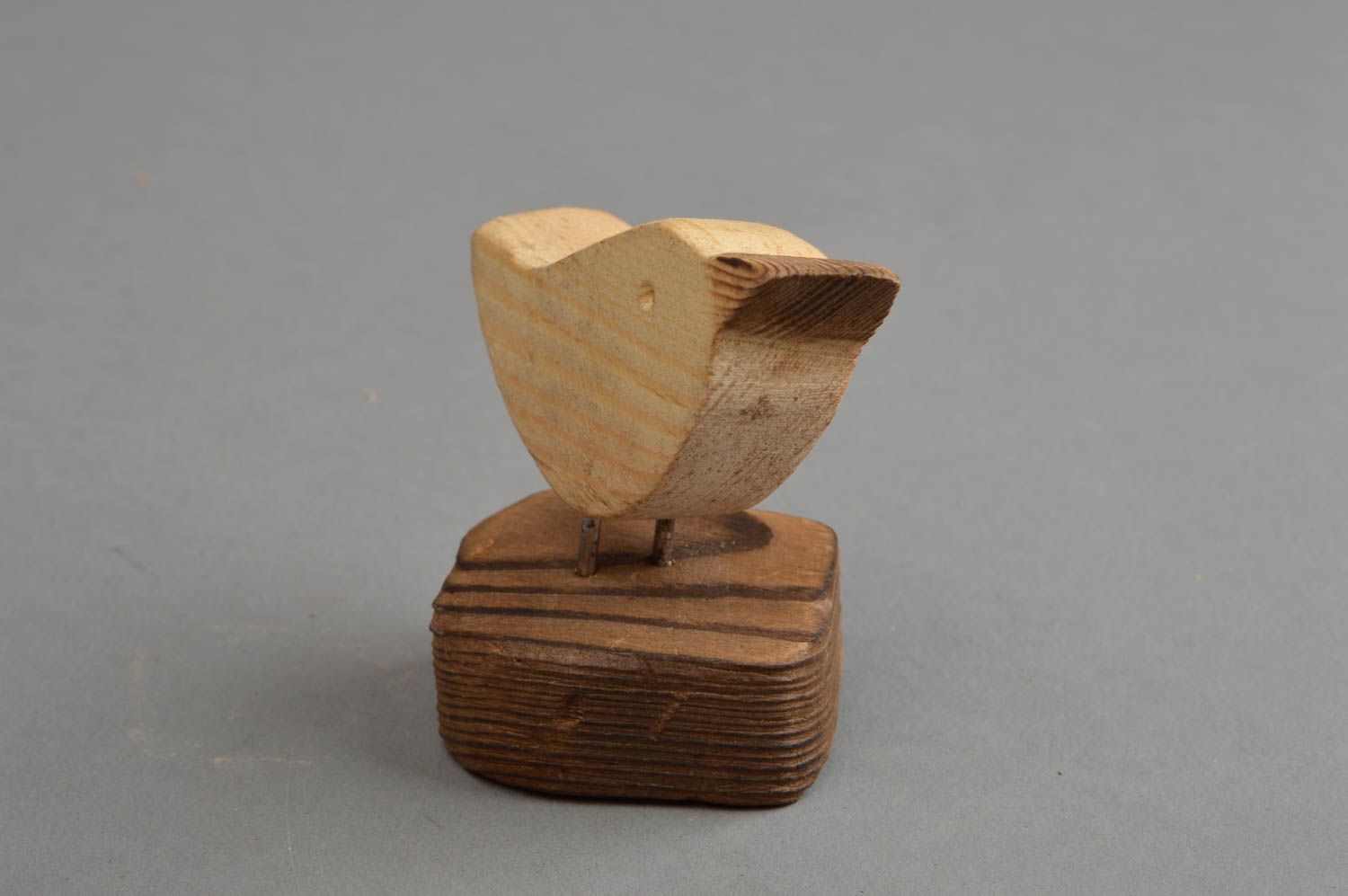 Petite figurine oiseau en bois de pin faite main écologique sur support photo 3
