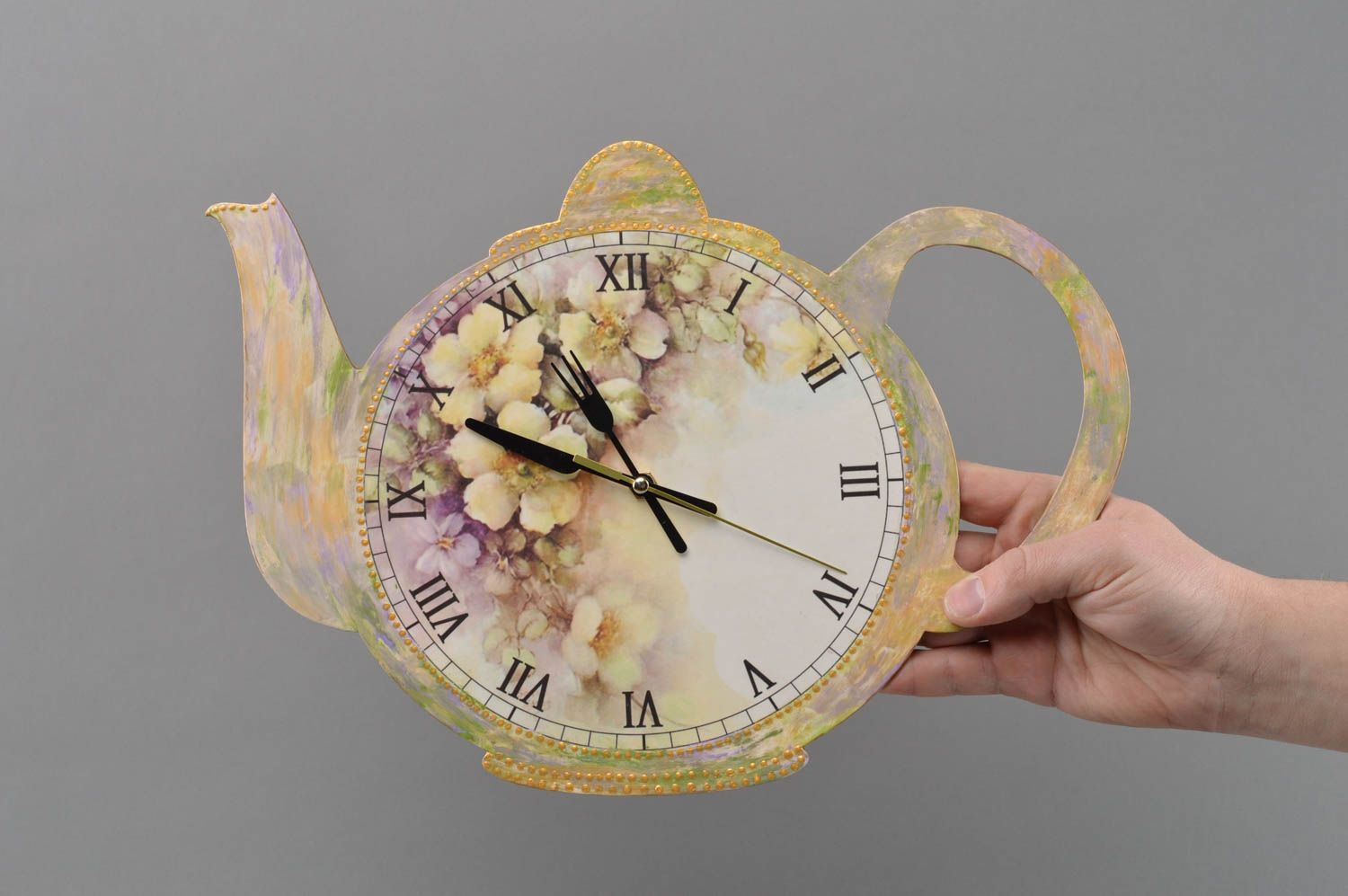 Фанерные часы в технике декупаж в виде чайника ручной работы оригинальные фото 4
