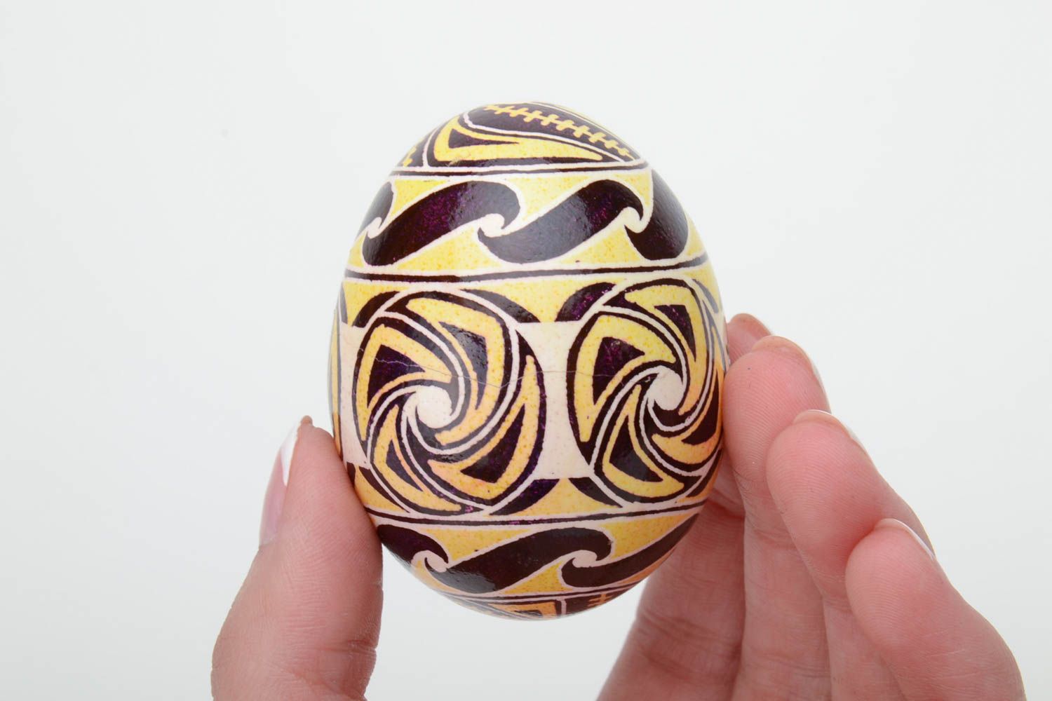 Huevo de Pascua pintado en técnica de cera artesanal amarillo marrón foto 5