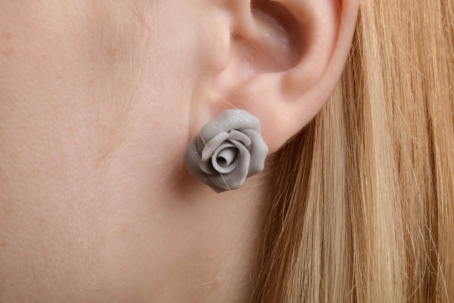 Boucles d'oreilles en pâte polymère avec fleurs grises faites main clous photo 2