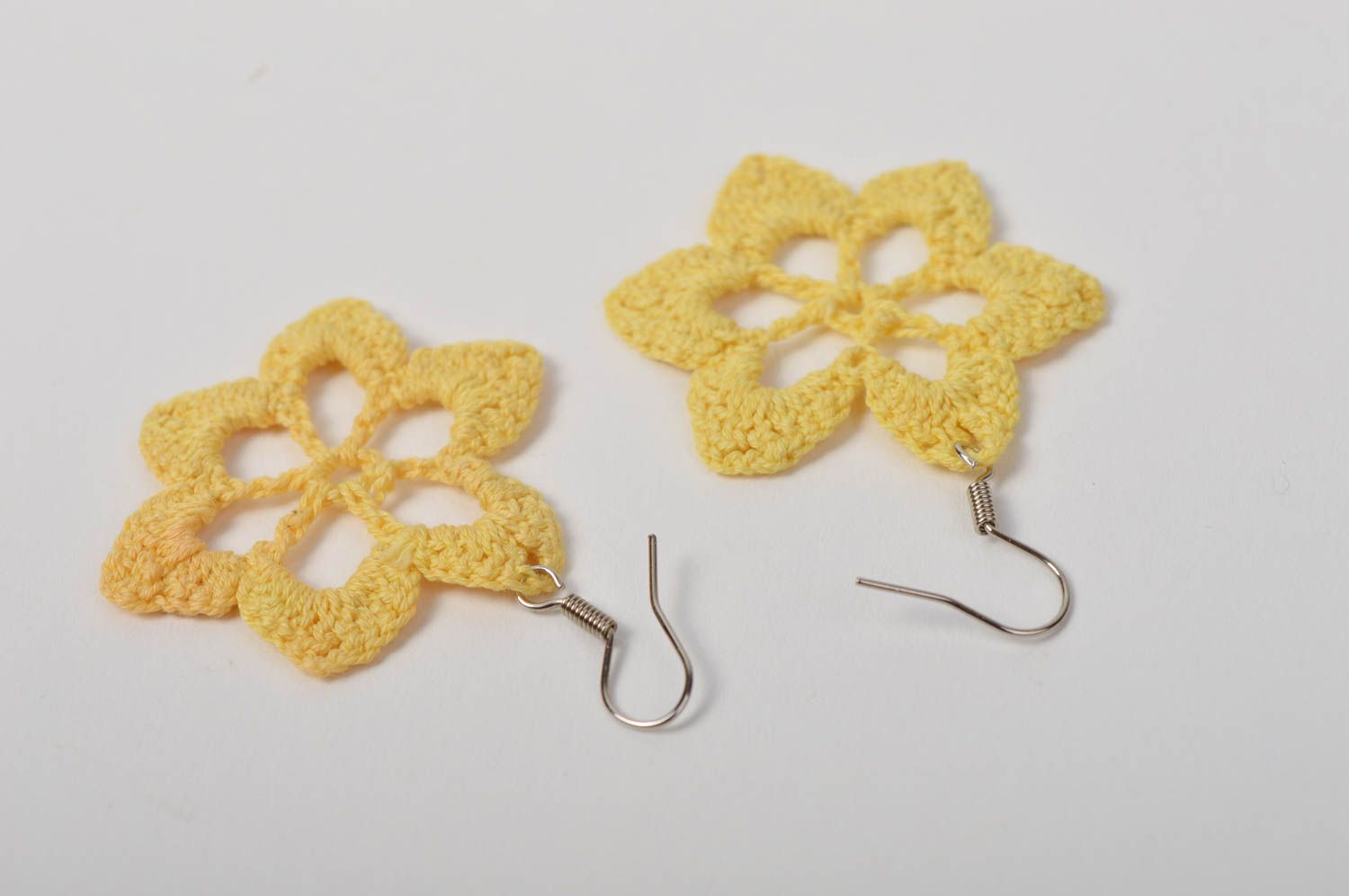 Pendientes a crochet amarillos hechos a mano bisutería tejida  accesorio de moda foto 4