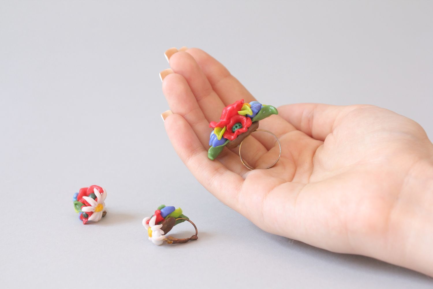 Conjunto de jóias de cerâmica plástica brincos e anel feitos à mão foto 5