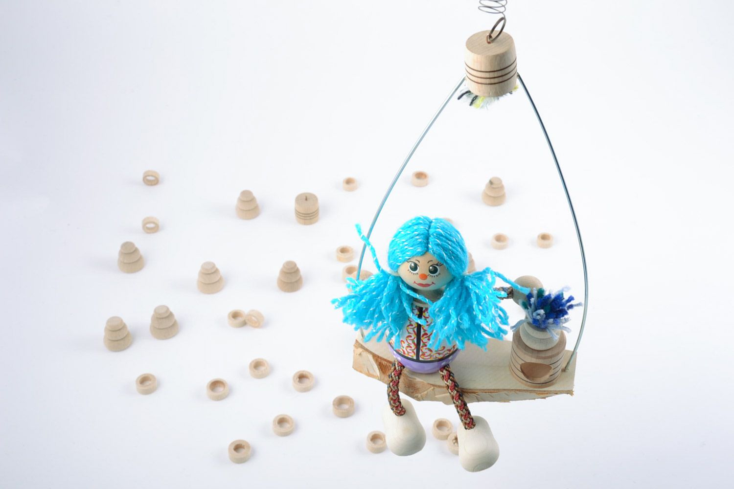 Petit jouet fait main poupée en bois peinte aux cheveux bleus cadeau enfant photo 2