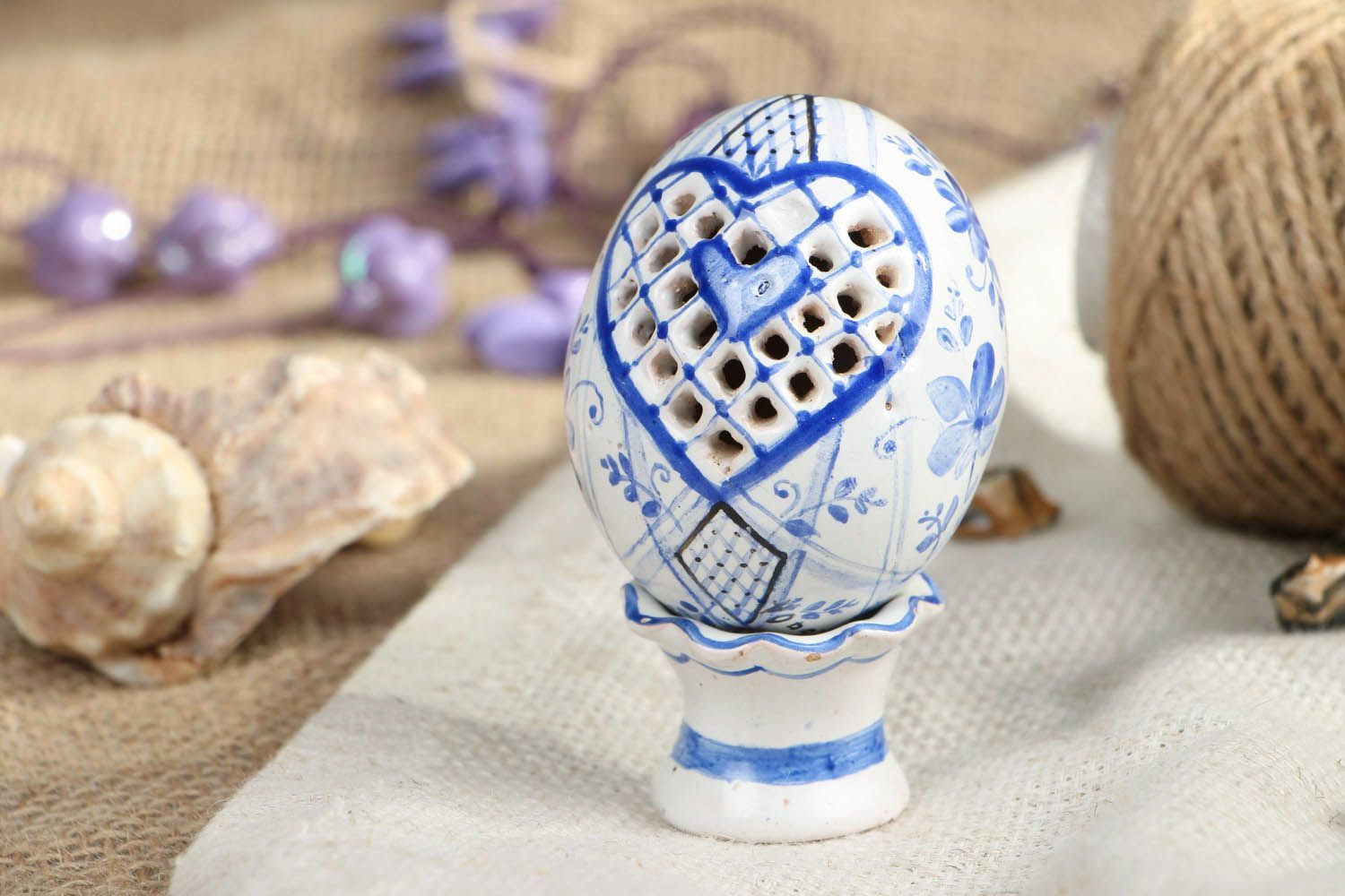 Ovo de cerâmica em um suporte foto 5