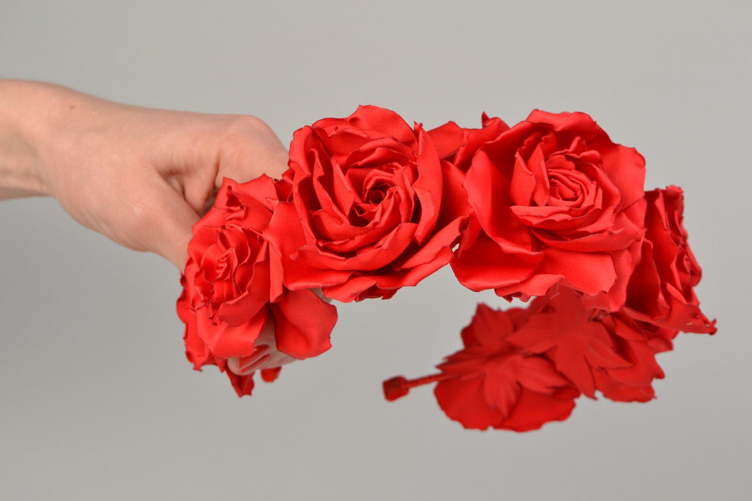 Diadema para el pelo original de raso y satén con forma de rosas rojas hecha a mano foto 2