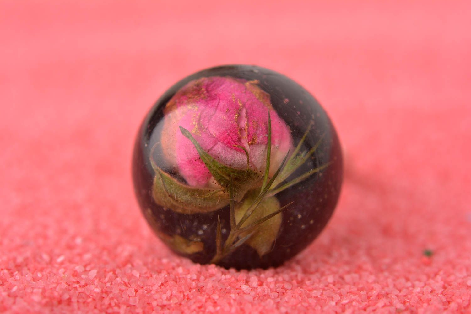 Bague noire avec fleur rose Bijou fait main résine époxy métal Accessoire femme photo 1