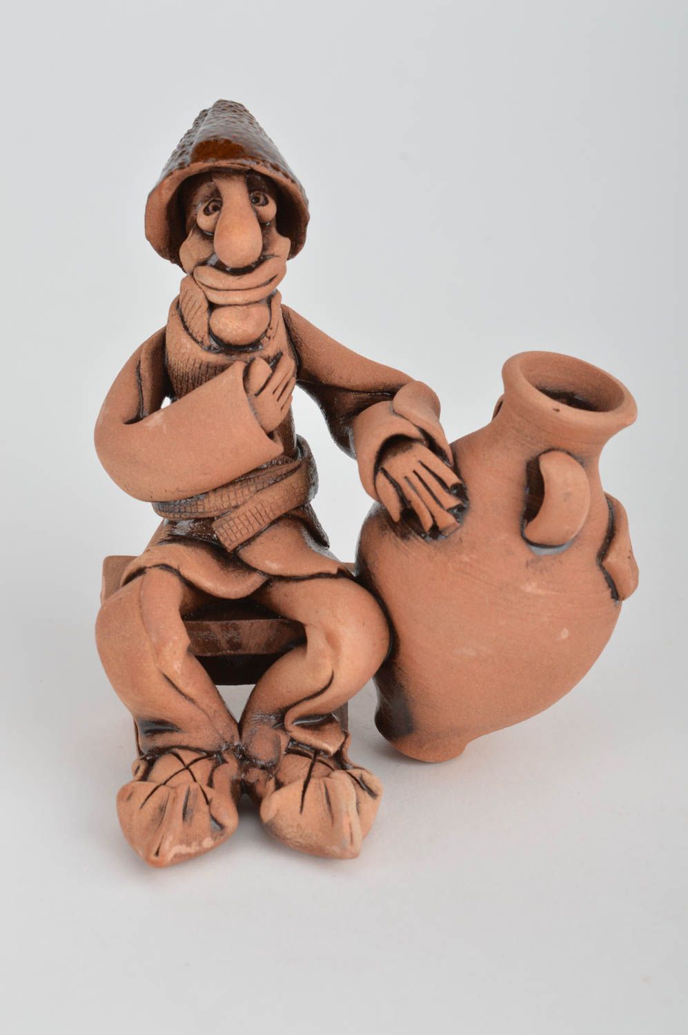 Figurilla cerámica artesanal decorativa con forma de vinicultor con jarro foto 2