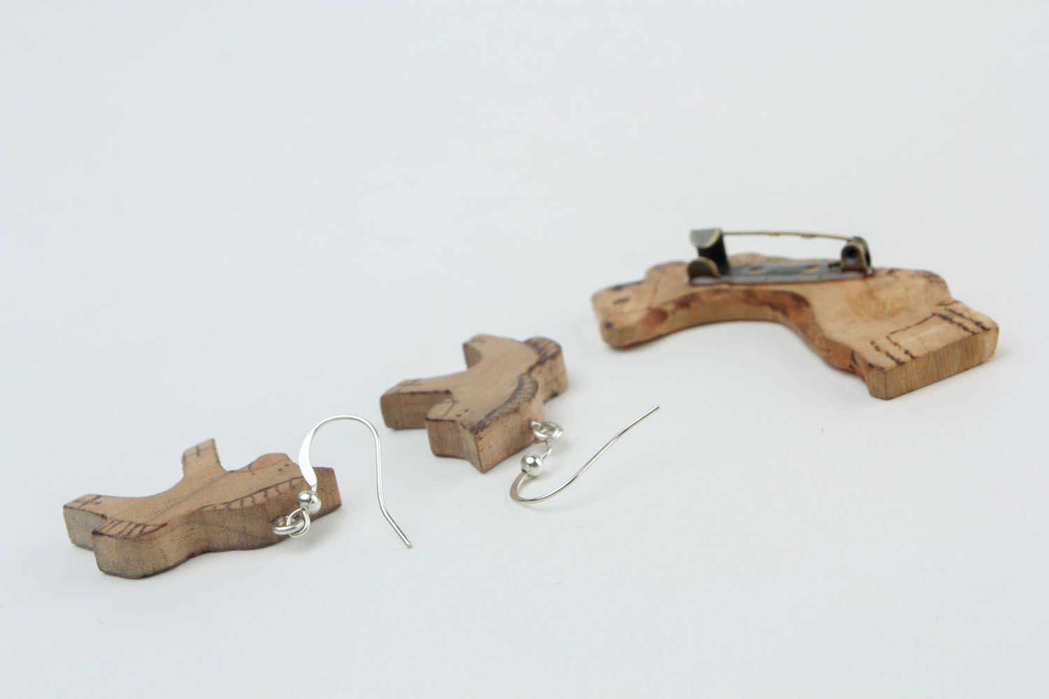 Ensemble broche boucles d'oreilles en bois photo 4