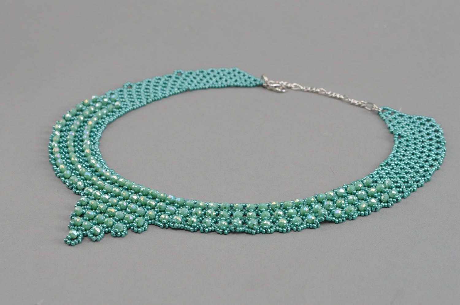Красивое авторское ожерелье из бисера и бусин сплетенное вручную Зелень фото 4