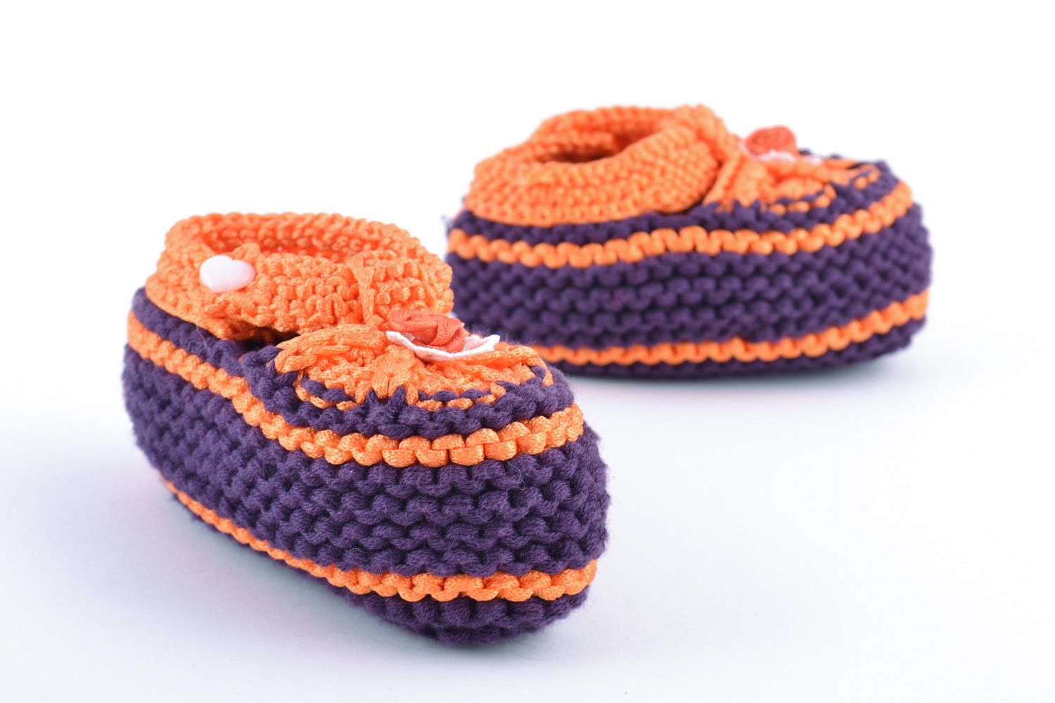 Sommerliche lila und orangefarbige handgemachte Babyschuhe aus Wolle für Babys foto 3