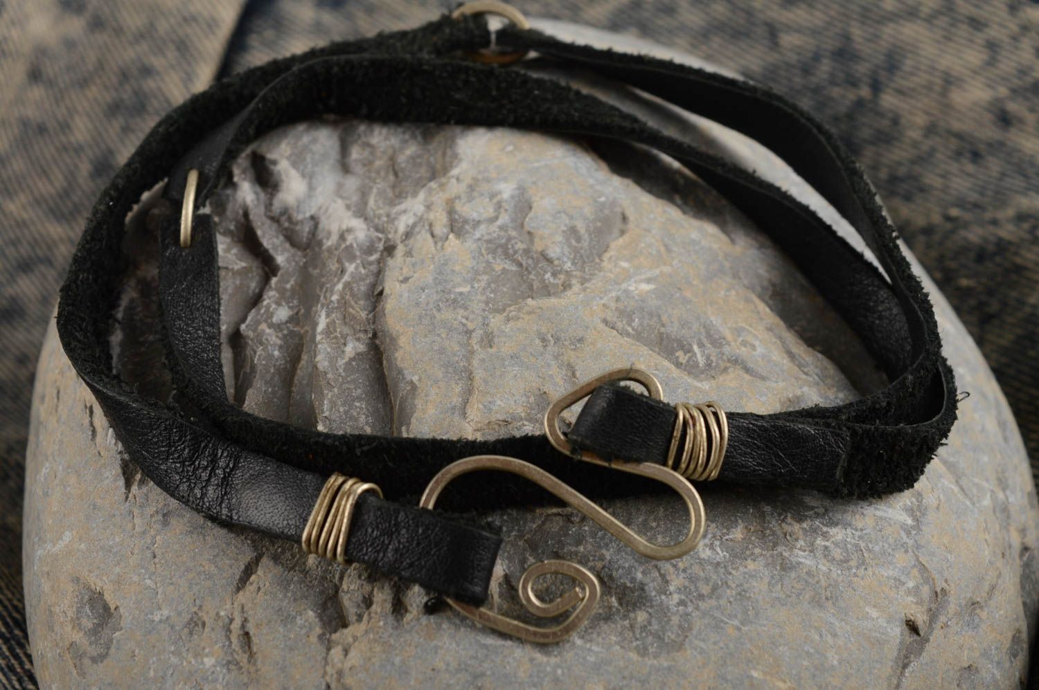 Bracelet en cuir Bijoux fait main noir Accessoire femme original métal cadeau photo 1