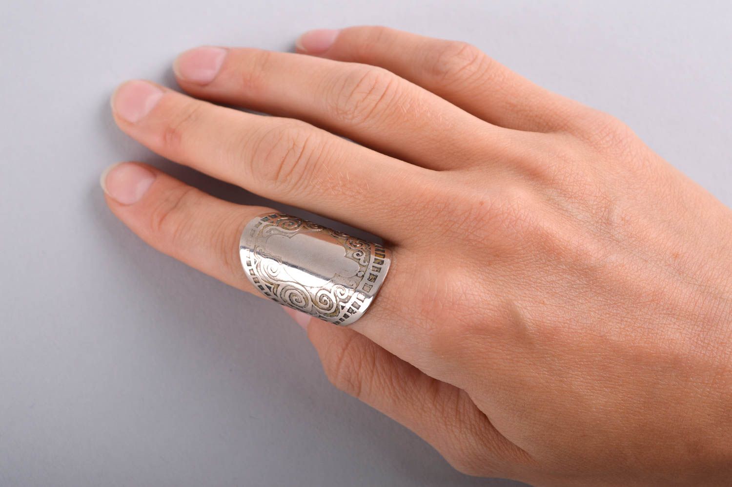 Кольцо ручной работы кольцо из мельхиора крупное металлическое украшение фото 5