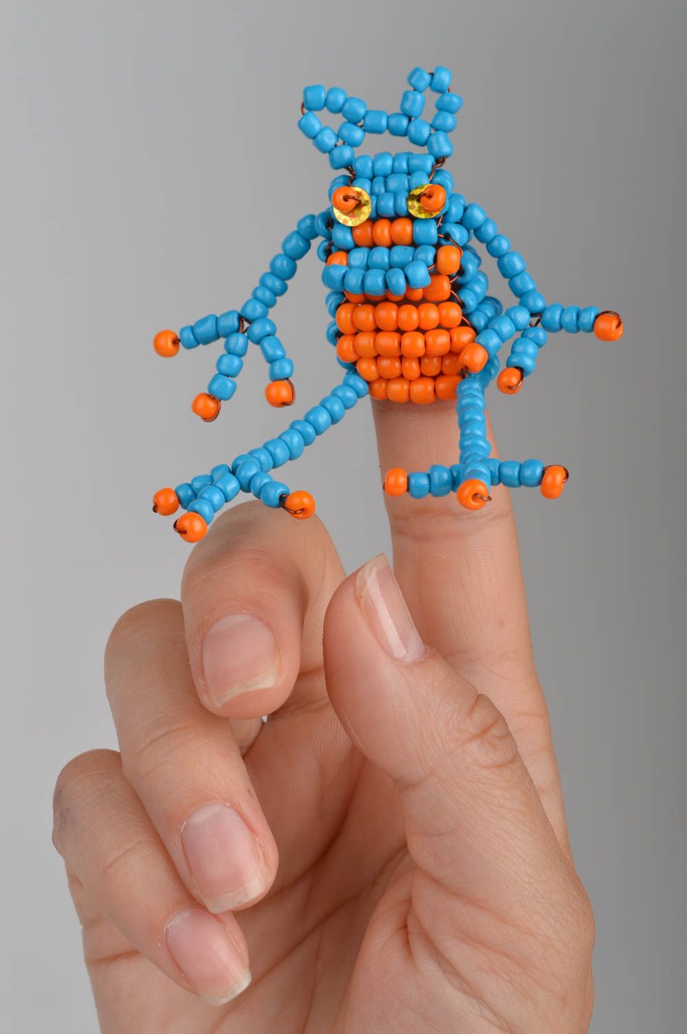 Пальчиковая игрушка лягушка синяя забавная из китайского бисера ручной работы фото 1