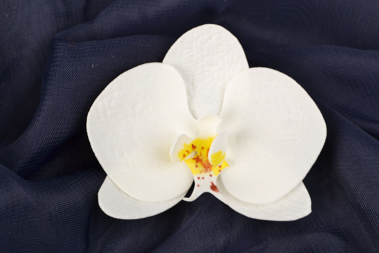Pinza para el pelo con flor hecha a mano de fom con forma de orquídea blanca foto 1