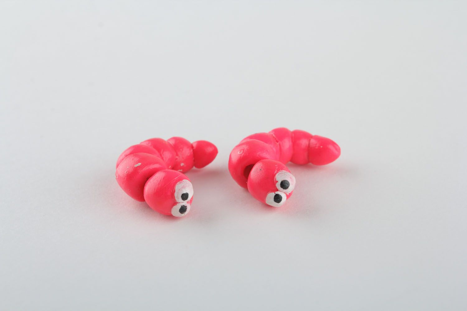 Boucles d'oreilles en argile polymère chenille rose photo 2