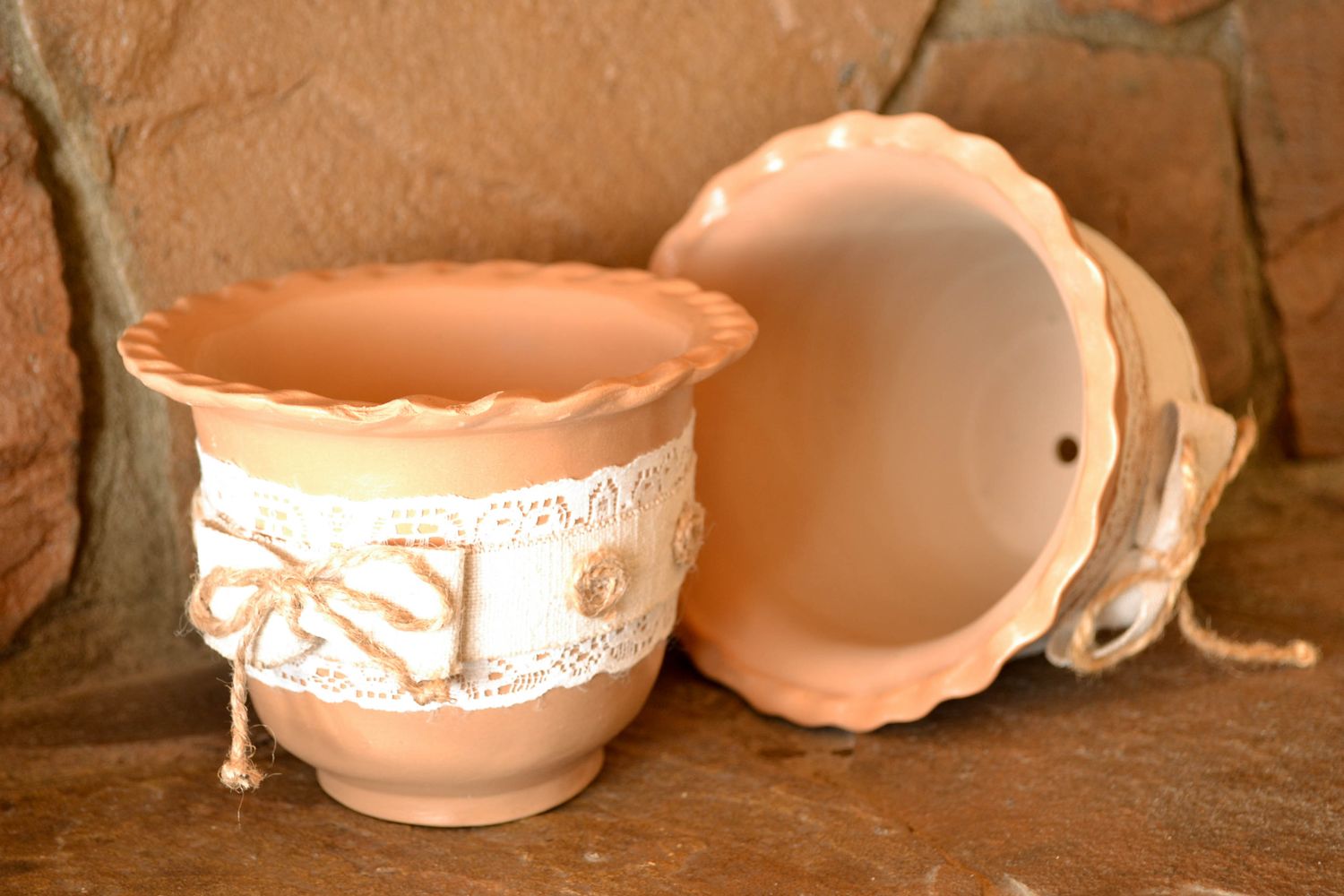Pots en argile rouge faits main originaux accessoires pour fleurs avec dentelle photo 1