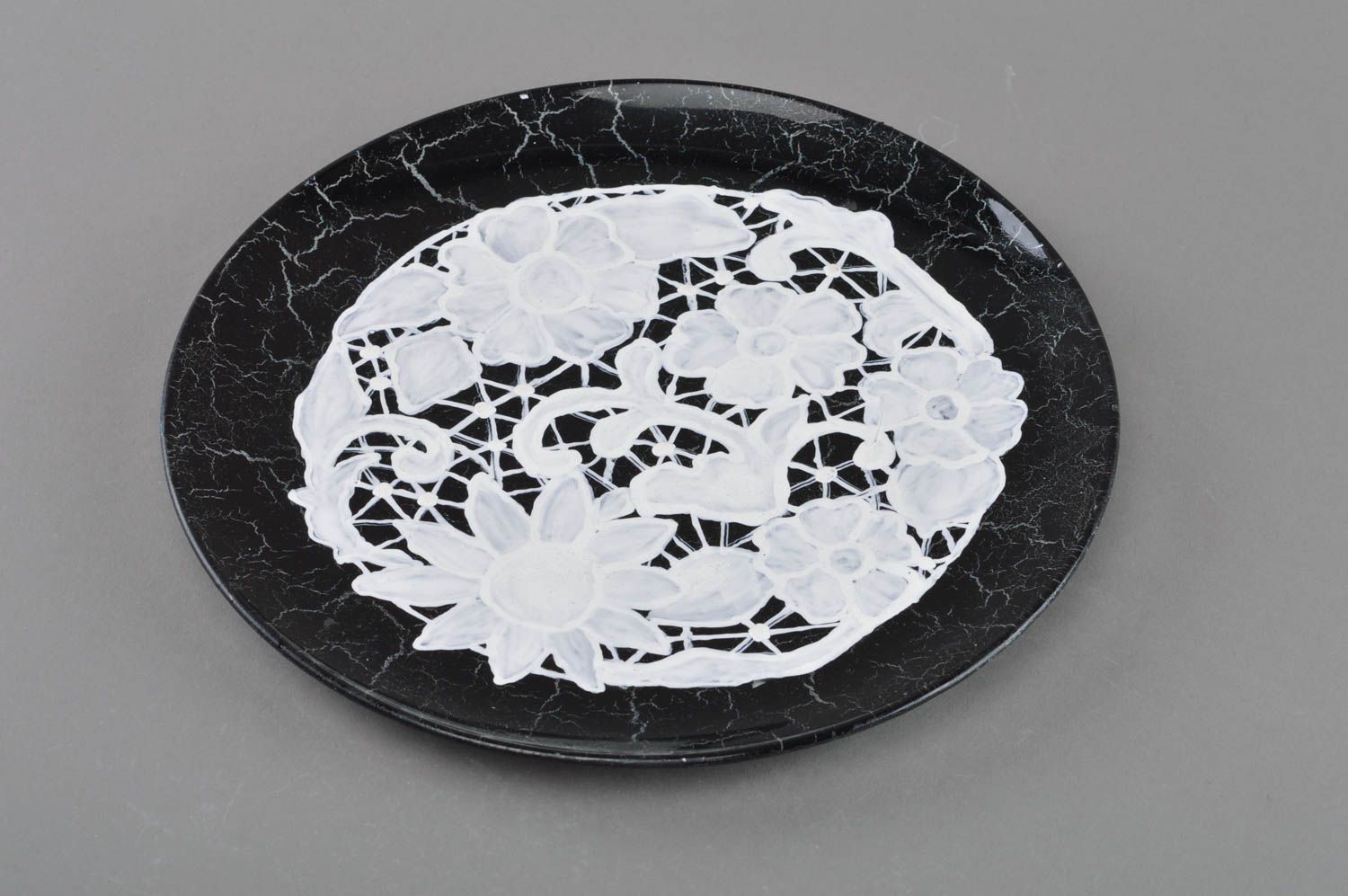 Assiette décorative de verre en serviettage ronde noir et blanc faite main photo 1