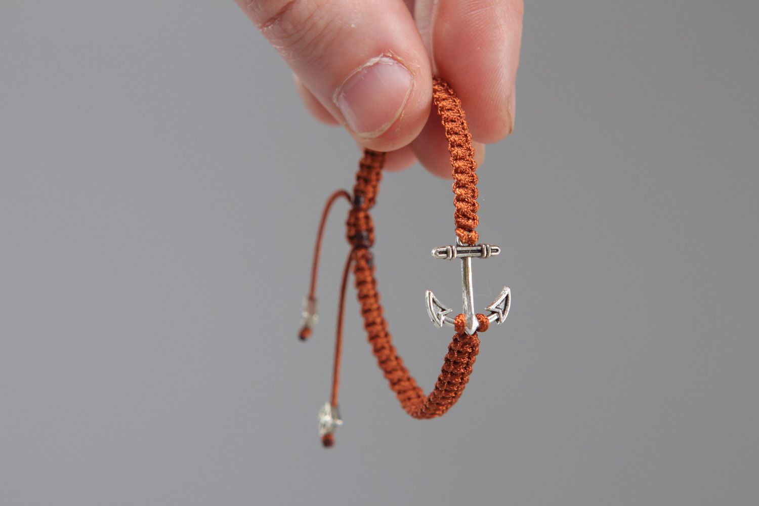 Bracelet tressé fin marron avec ancre fait main style marin original pour femme photo 3