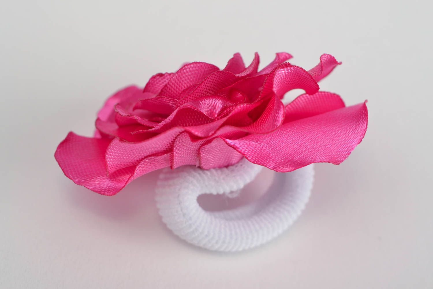Coletero para el cabello con flor de cintas de raso kanzashi rosada artesanal
 foto 4