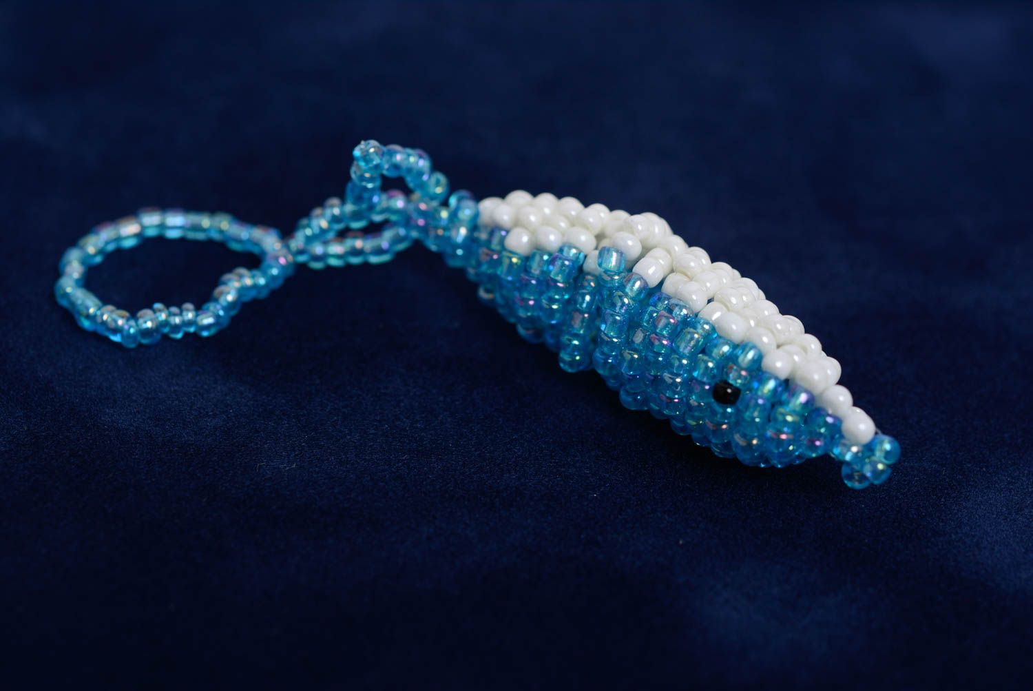 Porte-clés breloque fait main en perles de rocailles en forme de dauphin bleu photo 3