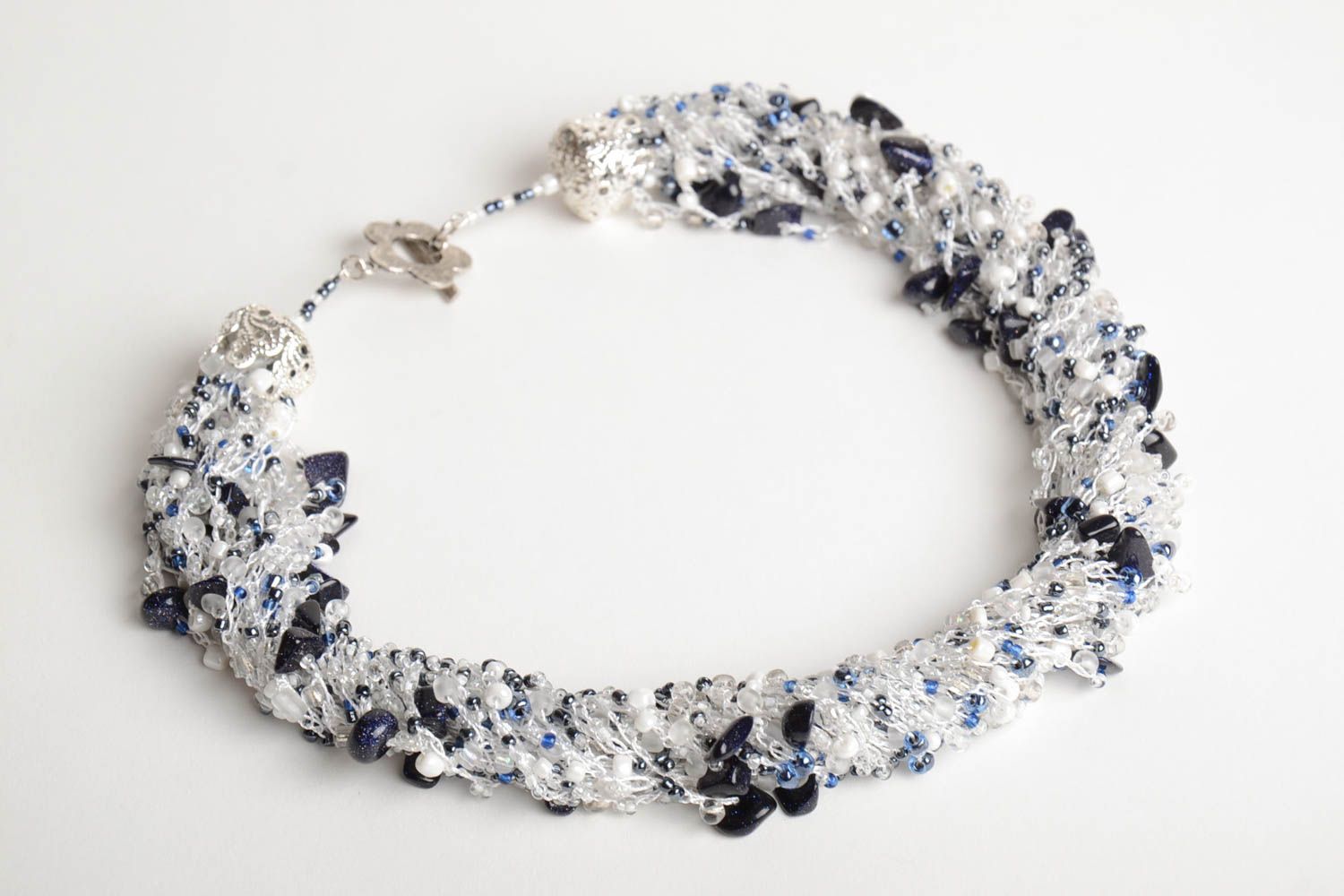 Joli collier en perles de rocaille de créateur blanc noir fait main bijou photo 3