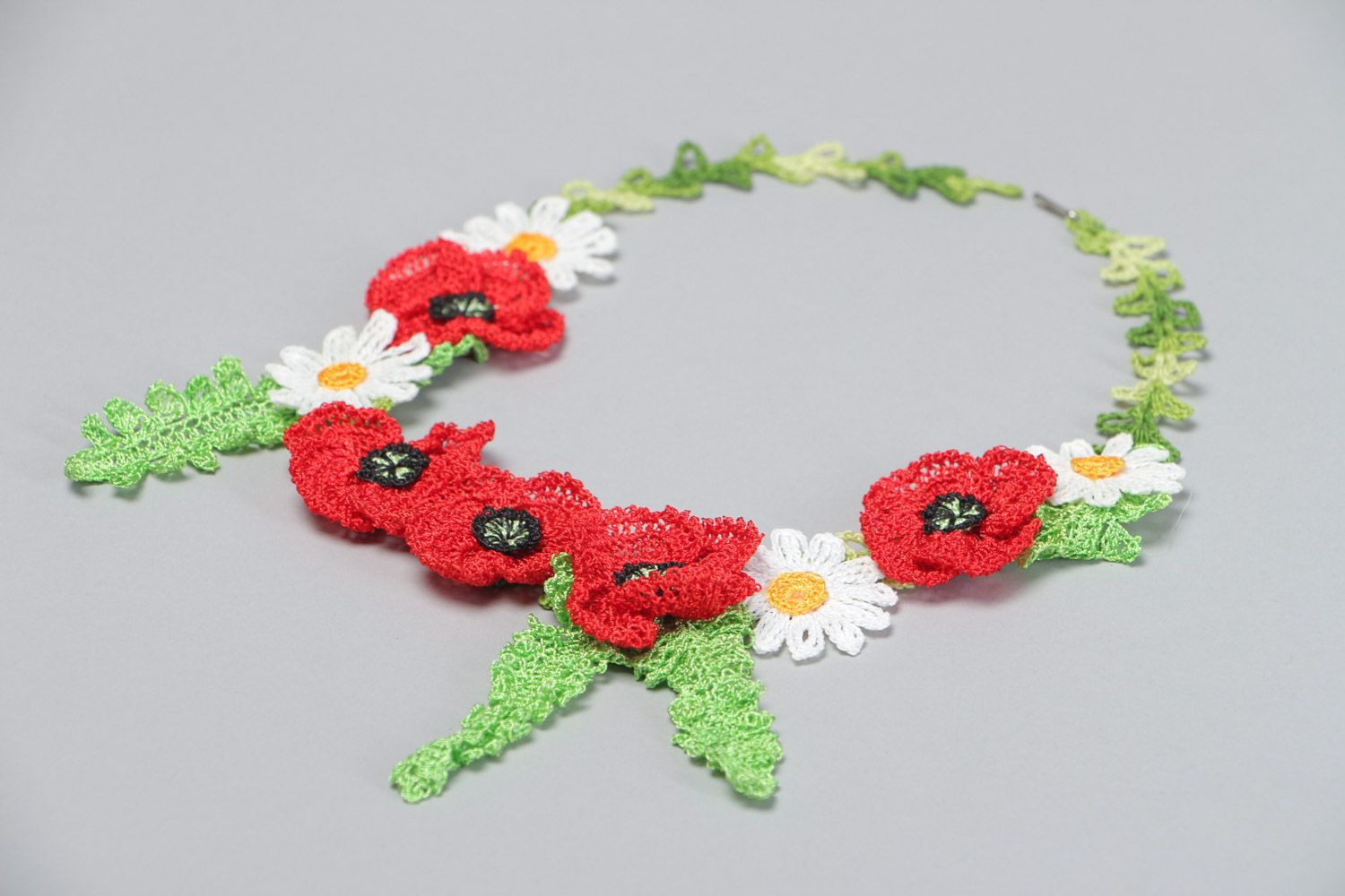Handgemachtes rotes Collier aus Fäden gehäkelt mit Kamillen und Mohnblumen  foto 3