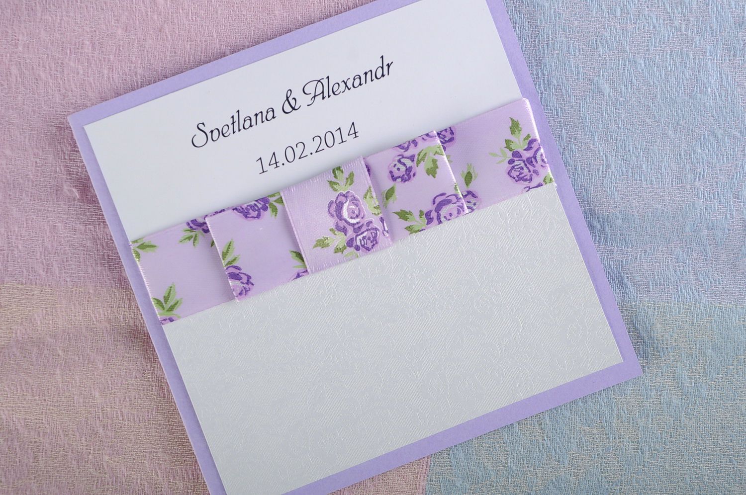 Weiß-lila Hochzeitseinladungskarte foto 1