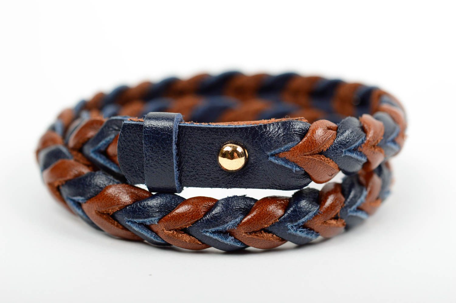 Bracelet en cuir naturel fait main  couleur brune et bleue tressé avec métal photo 2
